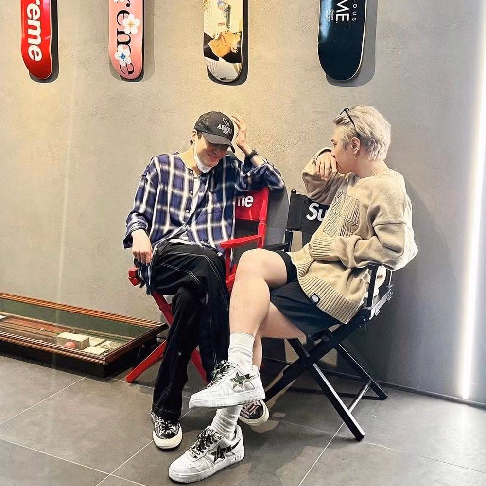 Không gian đậm chất đường phố được Seungyoon (WINNER) và DK (iKON) tận dụng "sống ảo".