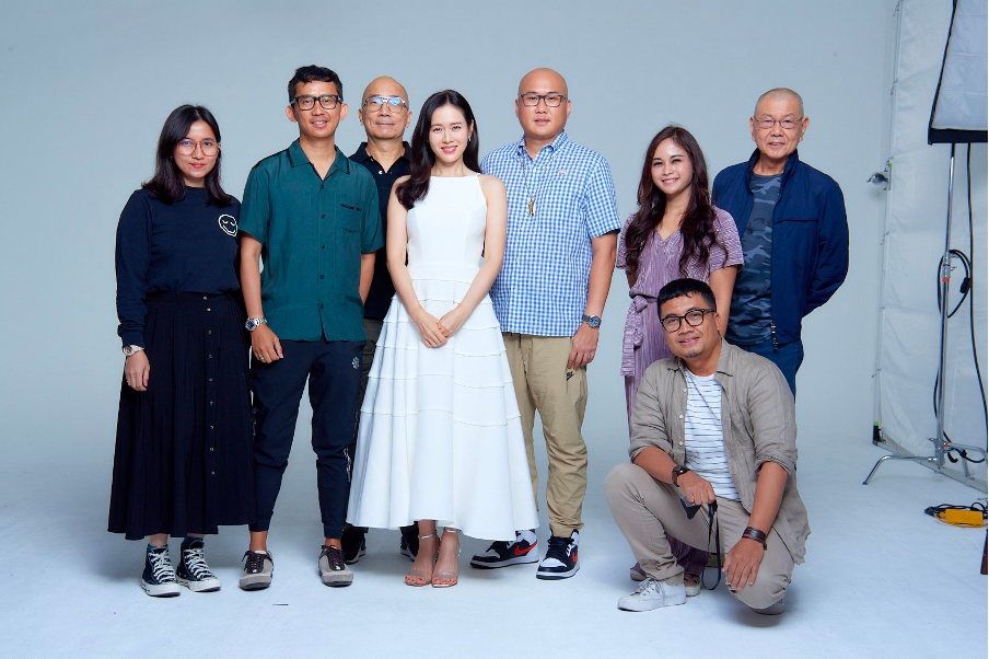 Son Ye Jin cùng đội quay phim chụp ảnh kỷ niệm. - Nguồn: Ricky Suhendar