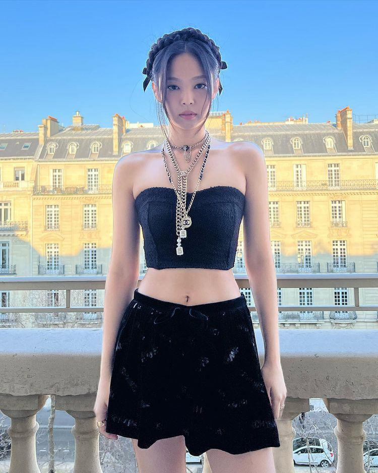 ...cùng đường cong cơ thể đáng ngưỡng mộ trong outfit dự Paris Fashion Show của Jennie.