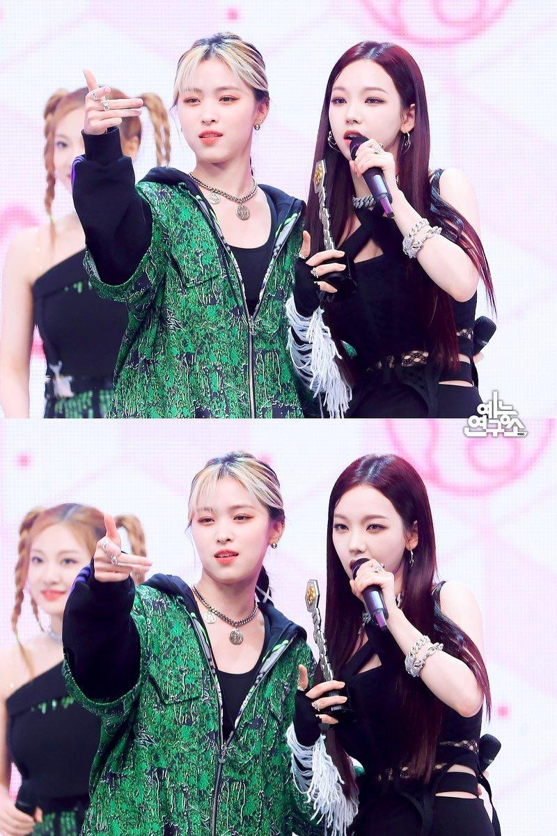 Trong một show âm nhạc, Ryujin (trái) từng nán lại để ăn mừng chiến thắng cùng Karina (phải) cũng như aespa. Tương tác thân thiết giữa hai nữ idol khiến fan thích thú. Trong một show âm nhạc, Ryujin (trái) từng nán lại để ăn mừng chiến thắng cùng Karina (phải) cũng như aespa. Tương tác thân thiết giữa hai nữ idol khiến fan thích thú.