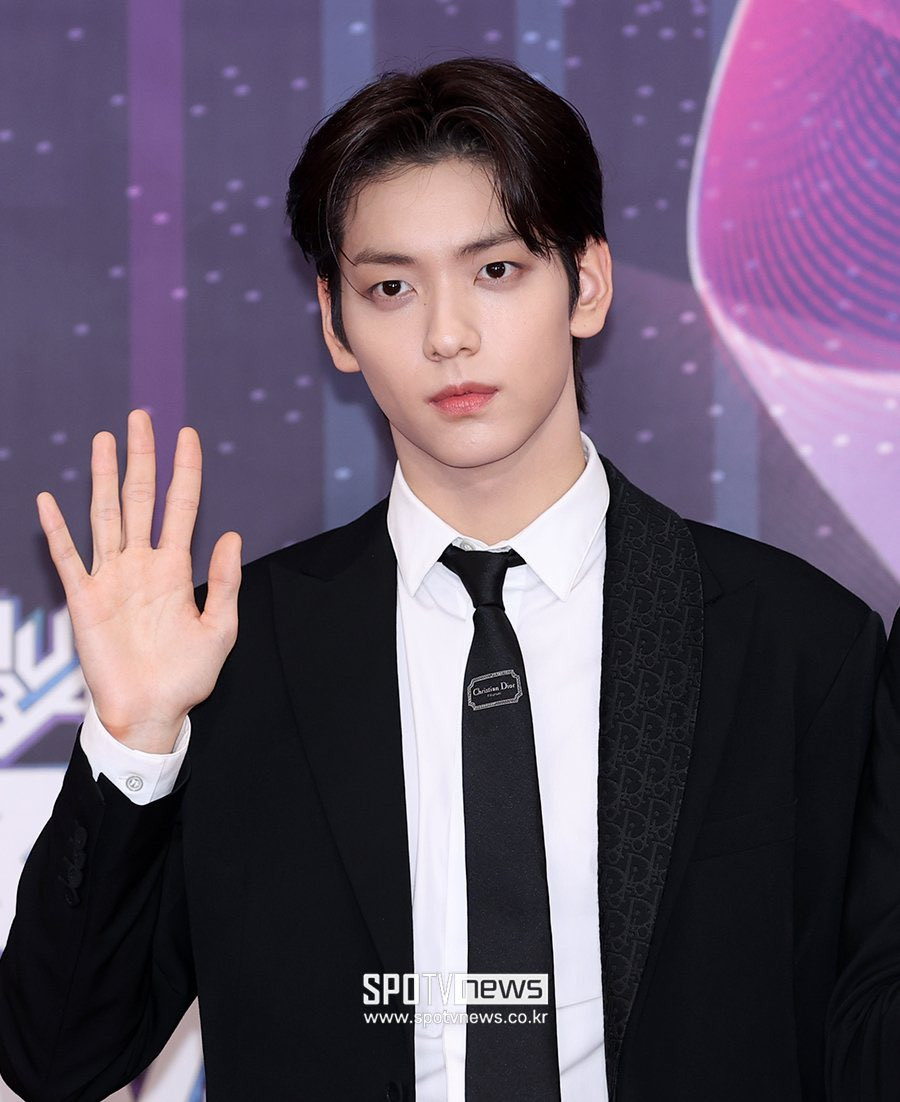 Yeonjun và Soobin (TXT) đơn giản trong suit đen nhưng vẫn bảnh bao, điển trai hết cỡ.