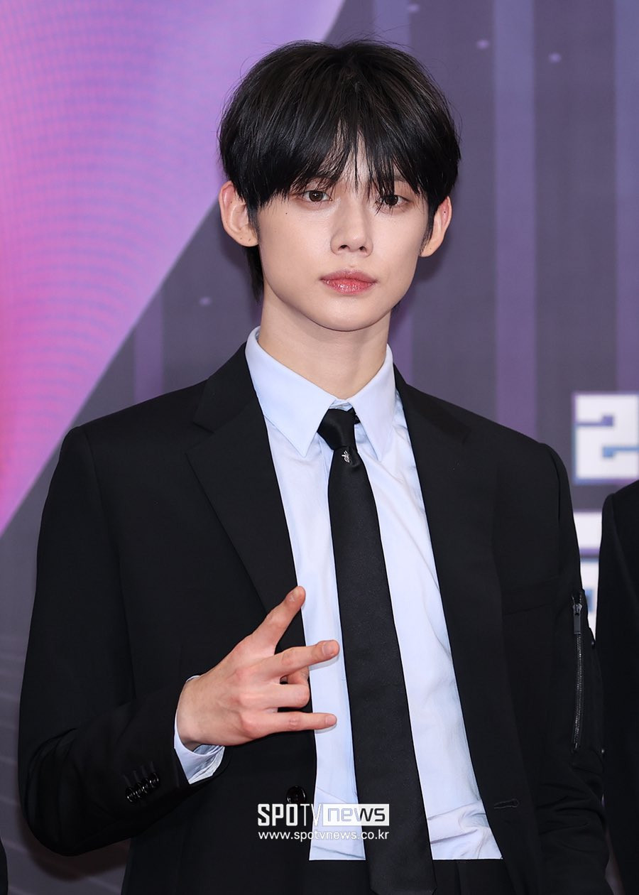 Yeonjun và Soobin (TXT) đơn giản trong suit đen nhưng vẫn bảnh bao, điển trai hết cỡ.
