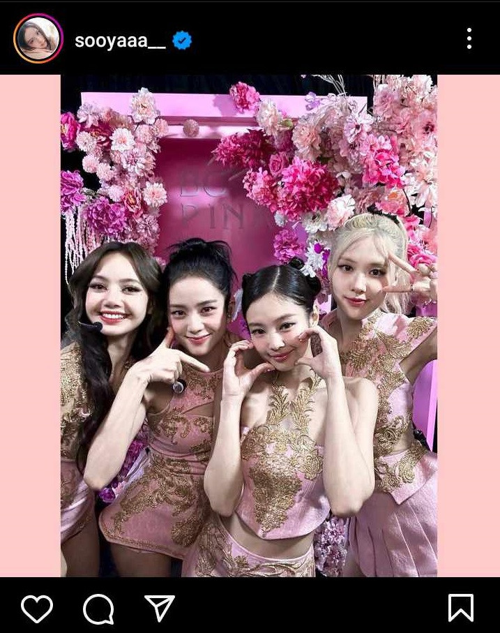 Bài đăng mừng kỷ niệm 7 năm ra mắt của BLACKPINK trên Instagram của Jisoo và Rosé. V-BLINKs cũng náo loạn khi nhìn thấy bức ảnh trên.