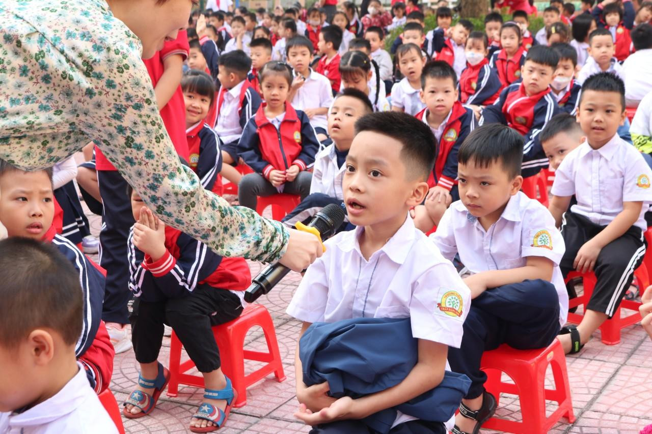 Nguyễn Hải Nam (lớp 1A5) là một trong những học sinh trả lời câu hỏi chính xác. Nguyễn Hải Nam (lớp 1A5) là một trong những học sinh trả lời câu hỏi chính xác.