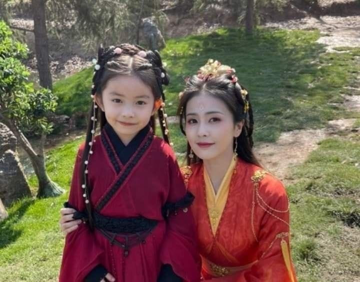 Cô bé chụp ảnh cùng Bạch Lộc ở hậu trường phim được cho là người đảm nhiệm vai diễn Đàm Đài Tử Mật.