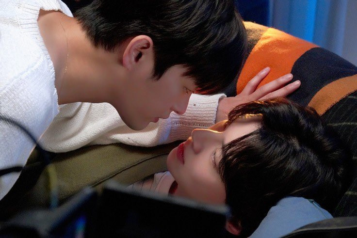 Cảnh In Guk tiến sát muốn hôn Jae Hyun chỉ xuất hiện trong teaser. Trong MV nó được cắt đi nhưng fan vẫn hiểu đó là một tia suy nghĩ của nhân vật Seo In Guk trong lúc ngắm nhìn Ahn Jae Hyun ngủ.