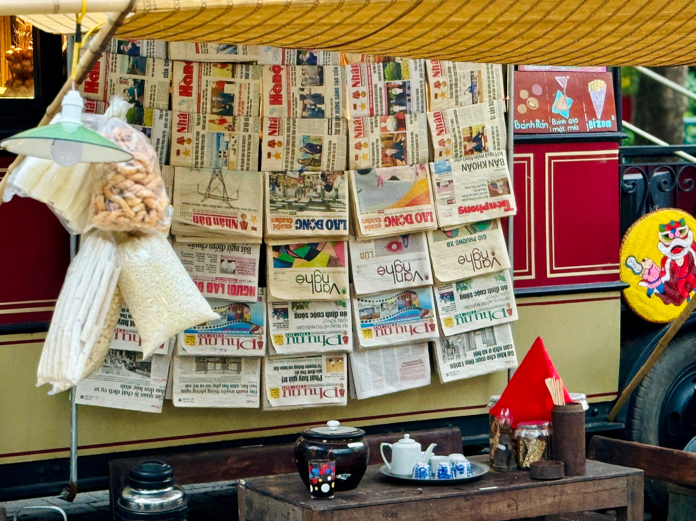 "Tuyến tàu điện số 6 - Toa Bao cấp: Bếp - Chạn - Mâm" là một dự án trưng bày, trải nghiệm, mở cửa miễn phí, từ 15h - 22h hằng ngày, nằm ở ngã tư Ngũ Xã - Trúc Bạch, ngay ở vị trí khu phố ẩm thực đêm Đảo Ngọc Ngũ Xã (phường Trúc Bạch, quận Ba Đình). - Ảnh: Trọng Tài/ báo Tiền Phong