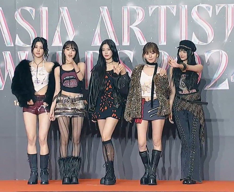 LE SSERAFIM mang tới giao diện "cực chiến". Tương tự SBS Gayo Daejeon 2024, đây có thể trang phục trình diễn của nhóm.