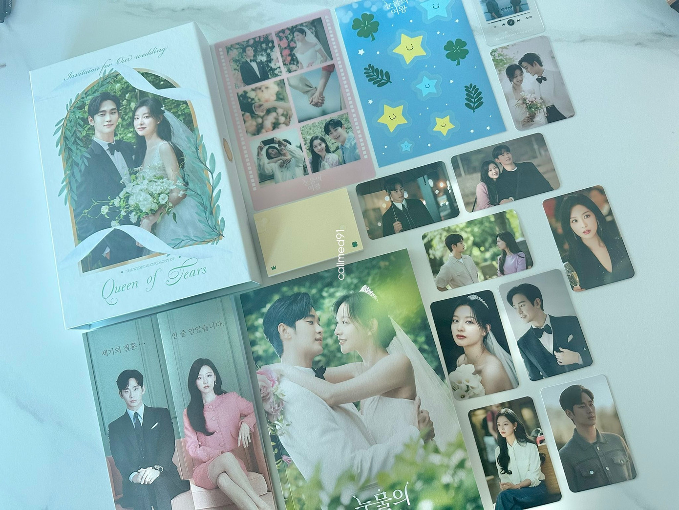 Card bo góc và một số vật phẩm khác đính kèm album. - Ảnh: @callmed91 Card bo góc và một số vật phẩm khác đính kèm album. - Ảnh: @callmed91