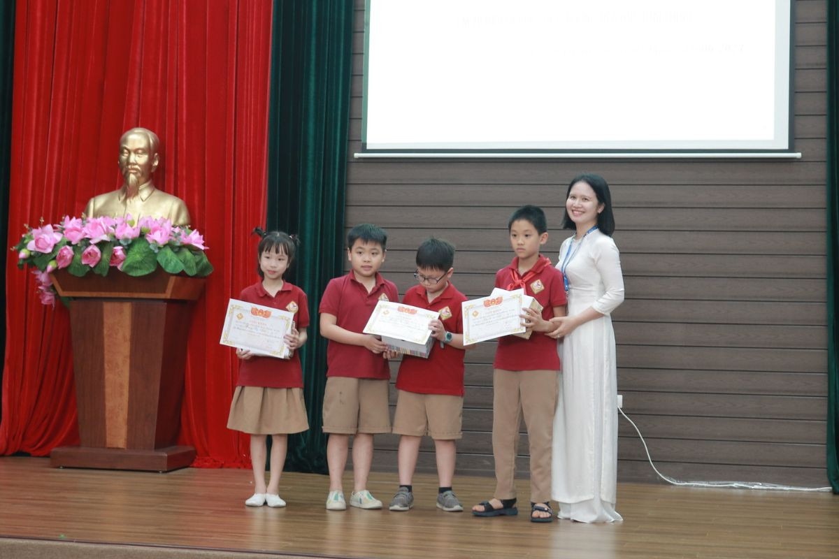 Đại diện các tập thể lớp nhận giải thiết kế video.