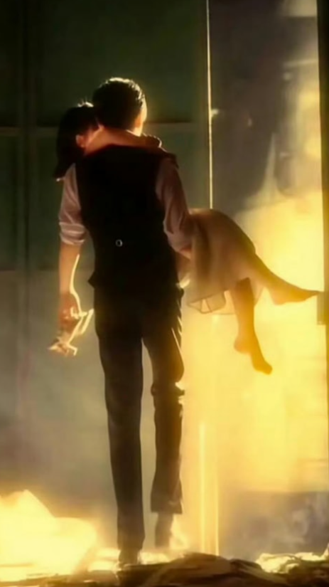 Trào lưu bế công chúa bằng một tay khiến cư dân mạng xốn xang, xuyến xao vì độ lãng mạn như mô-típ &quot;tổng tài bà đạo và tiểu kiều thê&quot;.