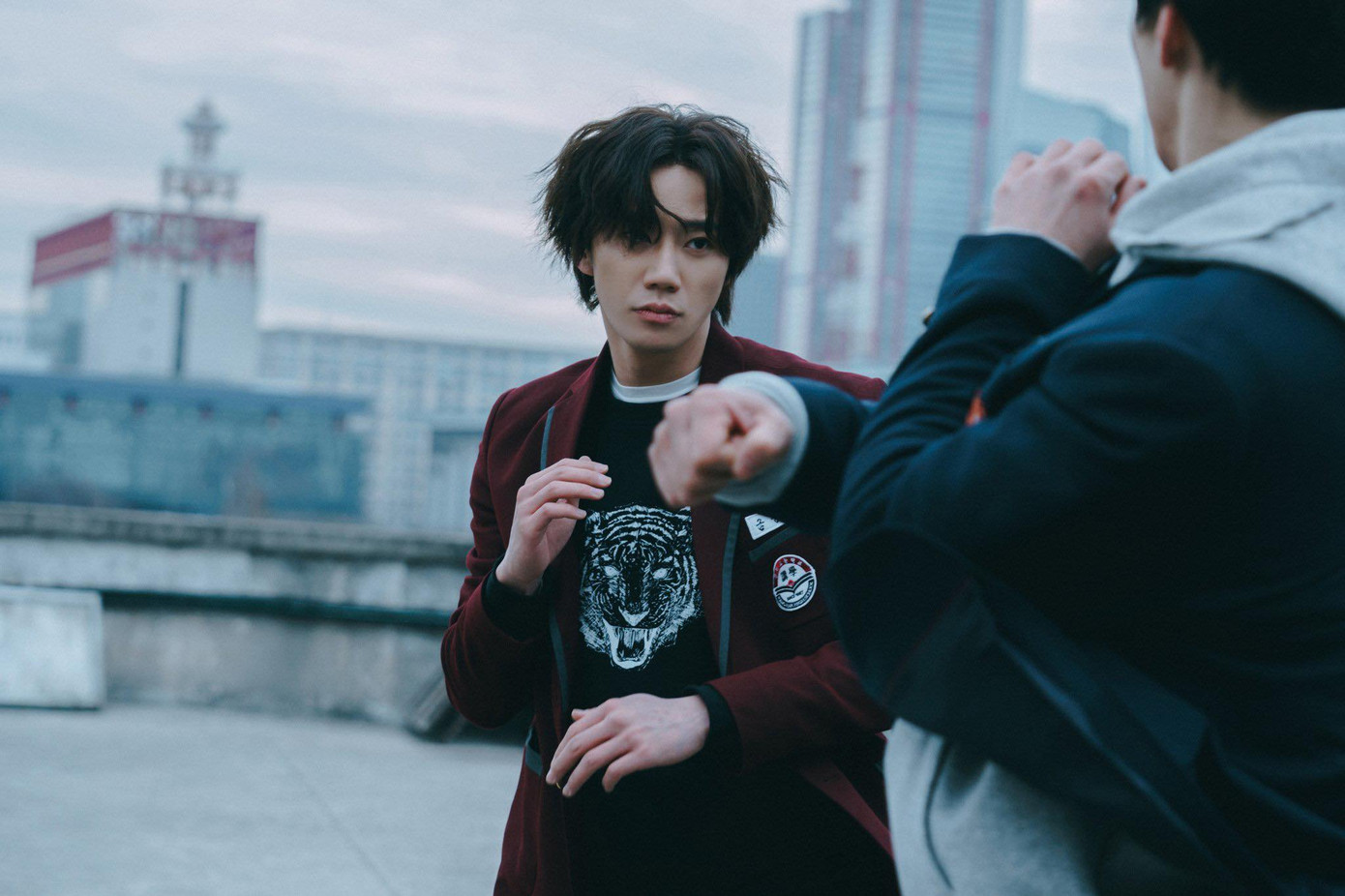 Lee Jun Young hứa hẹn sẽ khiến khán giả "khóc ròng" vì "phản diện xin đừng đẹp trai". Tạo hình của anh cũng sát với cái tên trong truyện - Wolf Keum (sói).