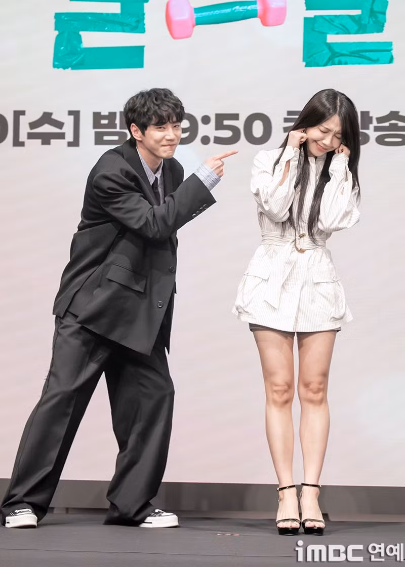 Sau khi xử lý xong sự cố, Eun Ji và Jun Young trở lại khu vực chụp ảnh, tạo dáng "siêu quậy".
