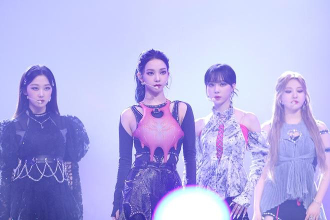 Trang phục của aespa đã được biến tấu phù hợp để trình diễn.