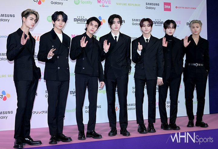 ENHYPEN cũng lịch lãm trong suit đen đồng bộ.