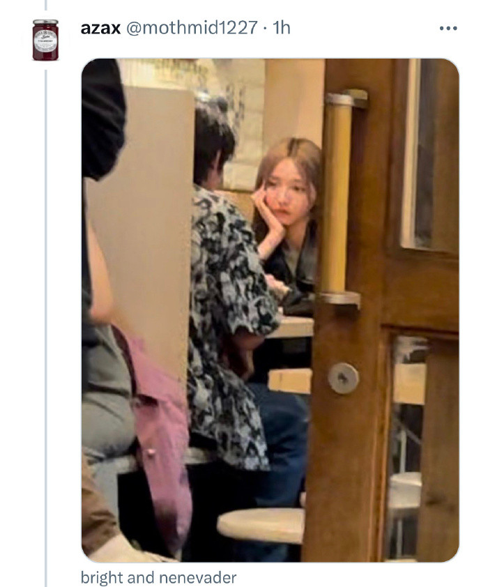 Người qua đường bắt gặp Nene và Bright. Người qua đường bắt gặp Nene và Bright.