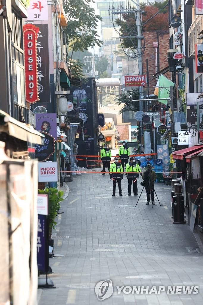 Sáng 31/10, cảnh sát vẫn phong tỏa hiện trường vụ tai nạn. Đồ cá nhân vương vãi đã được dọn dẹp. - Ảnh: Yonhap Sáng 31/10, cảnh sát vẫn phong tỏa hiện trường vụ tai nạn. Đồ cá nhân vương vãi đã được dọn dẹp. - Ảnh: Yonhap