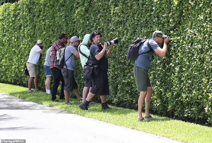 Một số phóng viên tác nghiệp bên ngoài dinh thự.