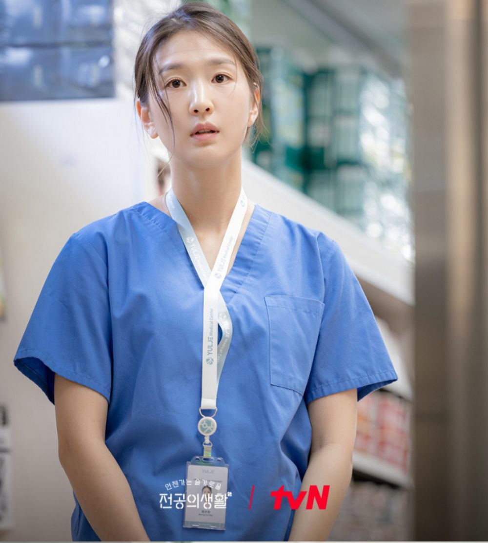 Không phải giáo sư nào cũng có tính cách dễ chịu, nhưng họ đều có năng lực cao và đặt bệnh nhân lên hàng đầu. Nghiệp vụ của Myeong Eun Won không tệ, nhưng cô ta lại đặt nhu cầu bản thân lên trên, vô trách nhiệm, giỏi đùn đẩy công việc và cả lỗi sai lên người khác.