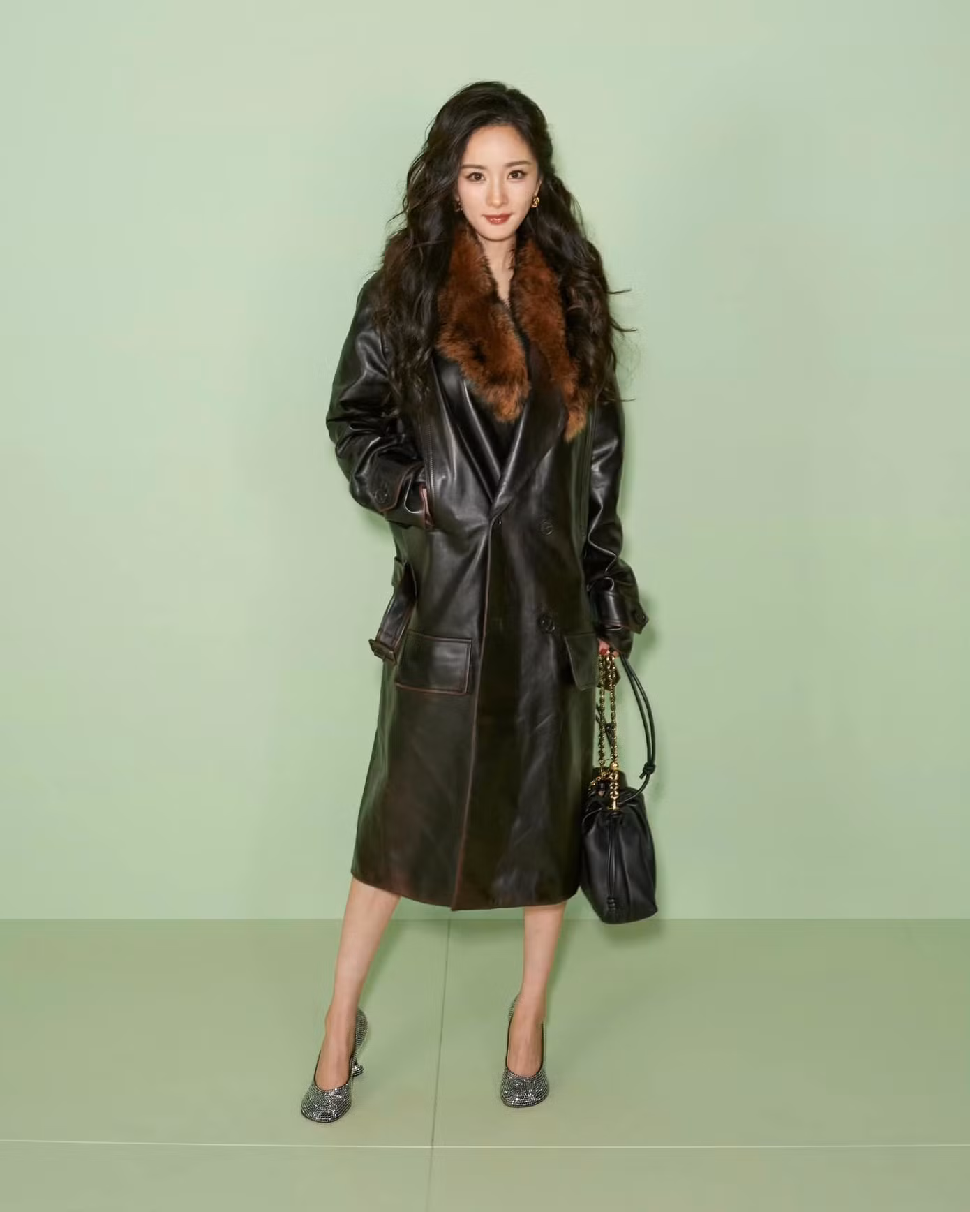 "Phú bà", "người dì từ Paris trở về của tôi", "Mịch tổng"... là những mỹ từ mà cư dân mạng dùng liên tục để cảm thán với diện mạo lần này của nàng Bạch Thiển.