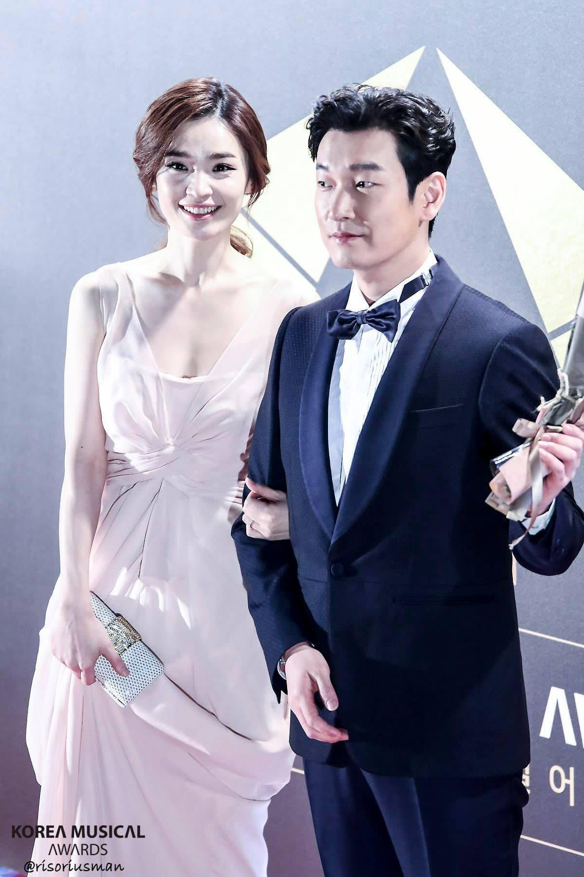 Jeon Mi Do và Cho Seung Woo từng hợp tác với nhau trong một vài vở nhạc kịch.