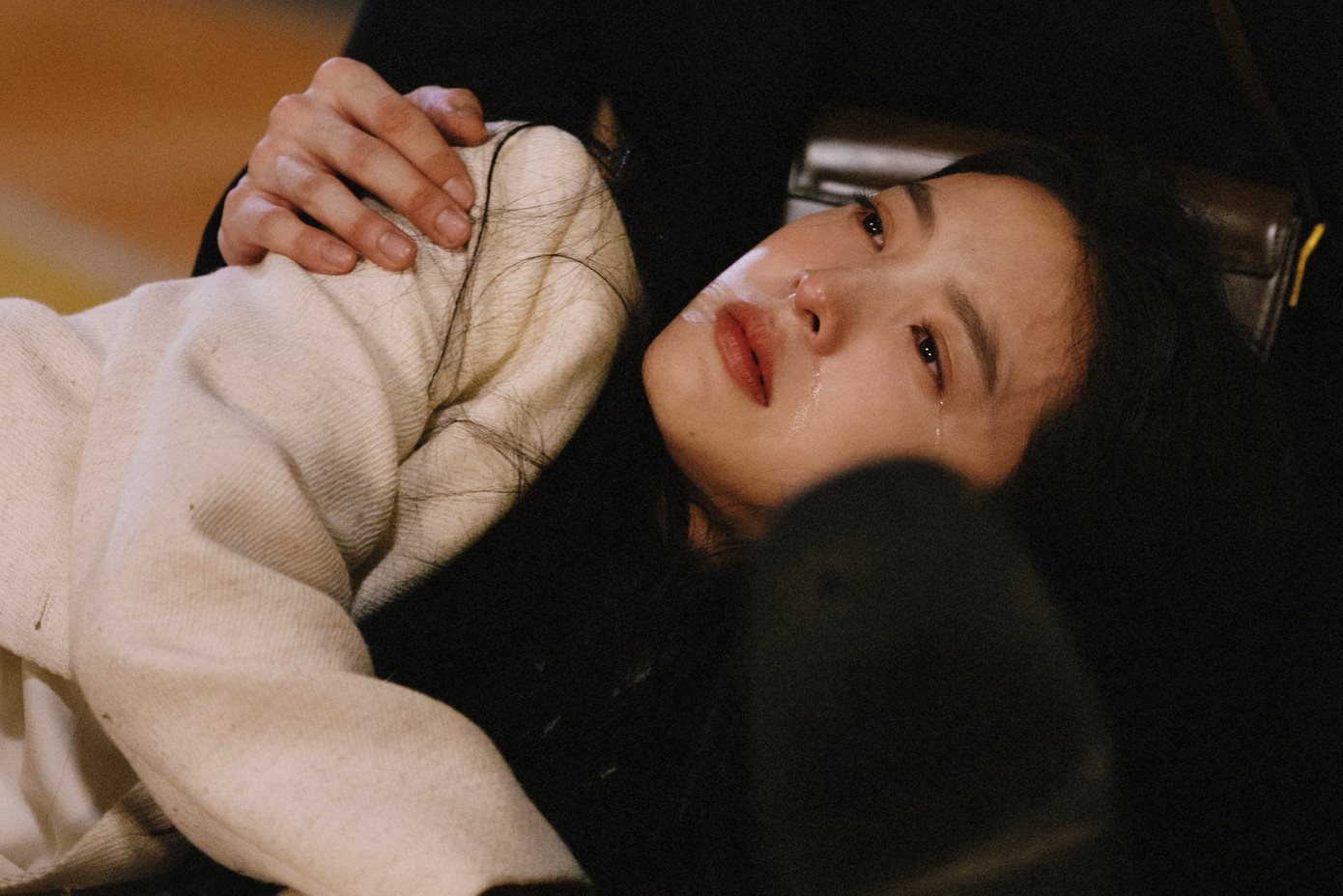 Những cảnh khóc nhỏ như khi cô say, mộng du, tự trách... cứa tim người xem vì đẹp tới nao lòng.