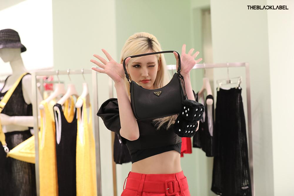 Jeon Somi (cựu thành viên I.O.I) là sao Hàn cuối cùng được gọi tên trong Top 10 BXH EMA. Nữ thần tượng xếp hạng 7, EMA đạt 903K đôla (hơn 21 tỷ đồng). Cả 6 sao Hàn có mặt trong Top 10 đều đem về giá trị truyền thông cho Prada. Jeon Somi (cựu thành viên I.O.I) là sao Hàn cuối cùng được gọi tên trong Top 10 BXH EMA. Nữ thần tượng xếp hạng 7, EMA đạt 903K đôla (hơn 21 tỷ đồng). Cả 6 sao Hàn có mặt trong Top 10 đều đem về giá trị truyền thông cho Prada.