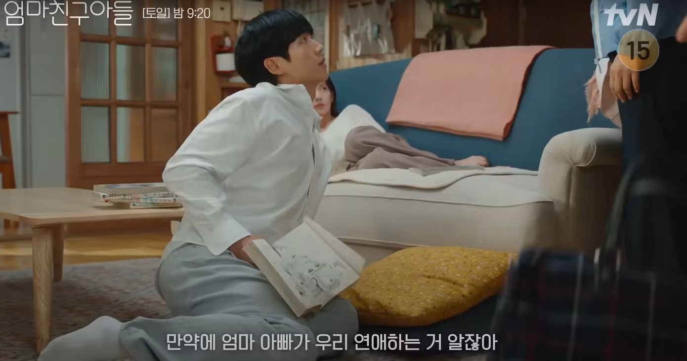 Choisseung với dáng ngồi như vào "thế hèn" bị "bắt gian tại trận" khi bố mẹ của Seok Ryu đi dã ngoại trở về, dù anh và Seok Ryu chỉ nằm đọc truyện.