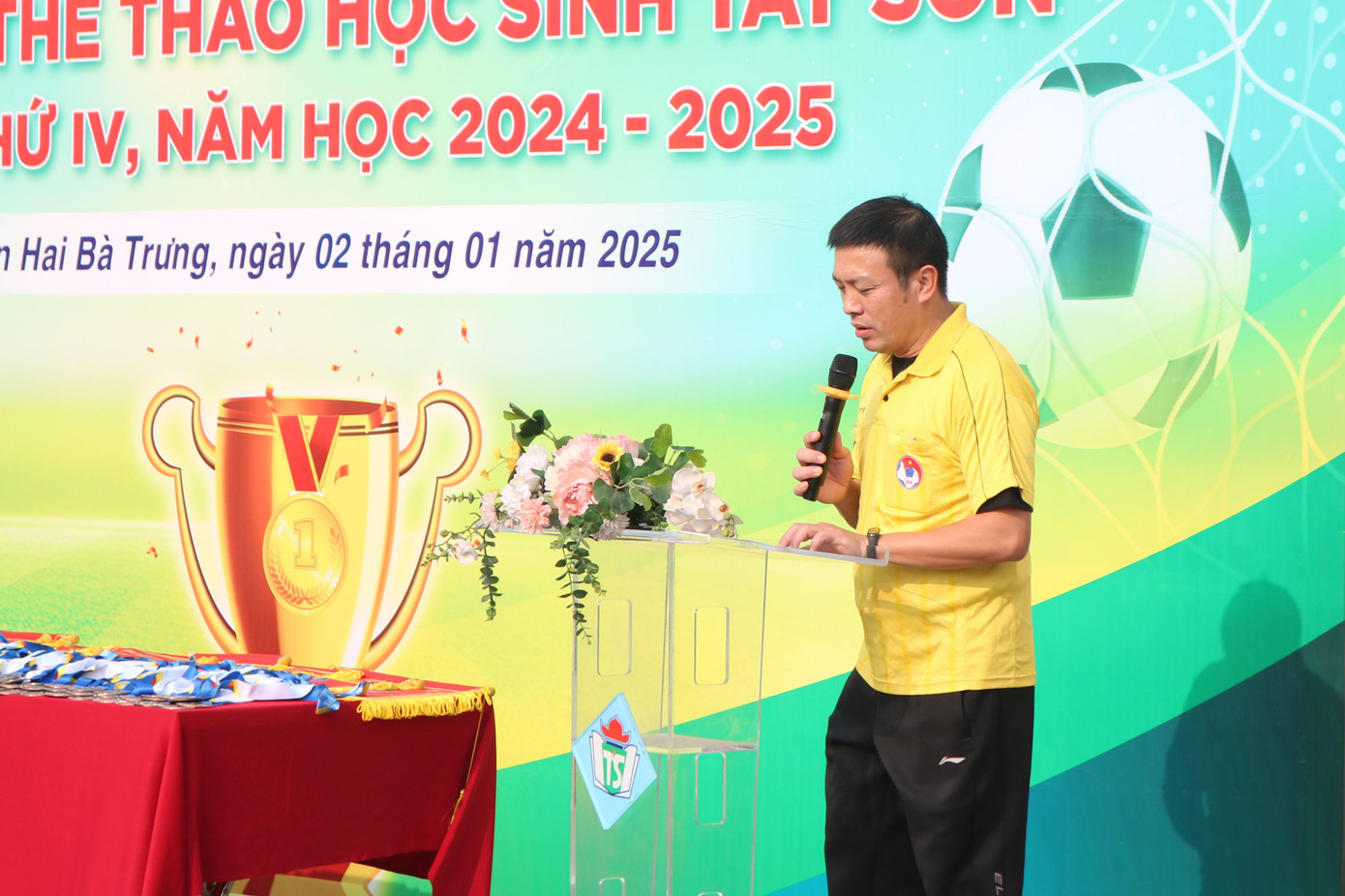 Thầy Nguyễn Xuân Kỳ - đại diện tổ trọng tài tuyên thệ. Thầy Nguyễn Xuân Kỳ - đại diện tổ trọng tài tuyên thệ.