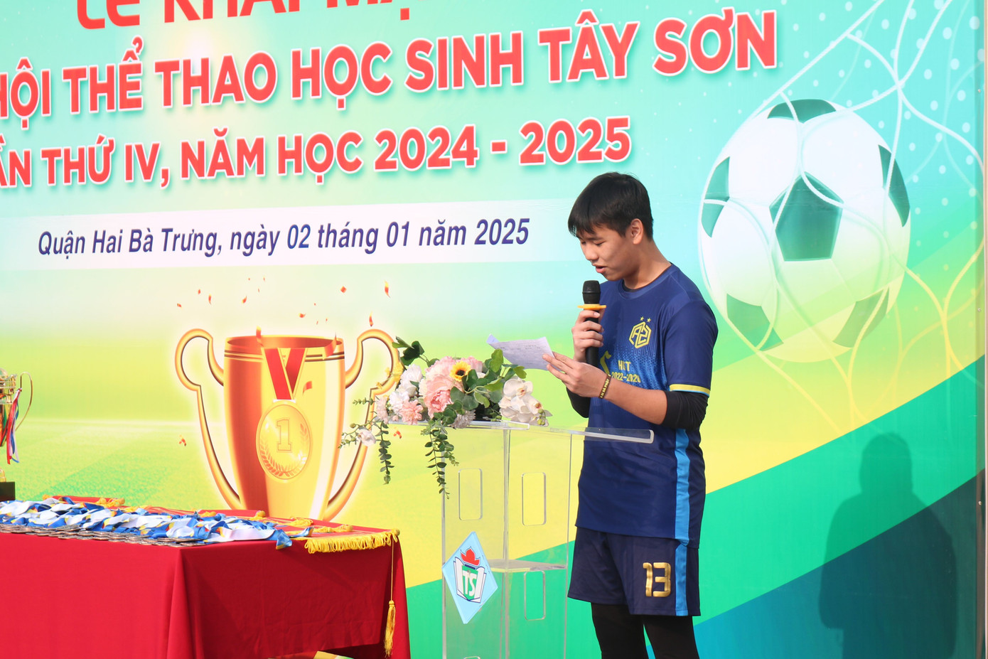 Bạn Võ An Khánh (lớp 8A2) đại diện cho học sinh tham gia Ngày hội thể thao, đọc tuyên thệ. Bạn Võ An Khánh (lớp 8A2) đại diện cho học sinh tham gia Ngày hội thể thao, đọc tuyên thệ.