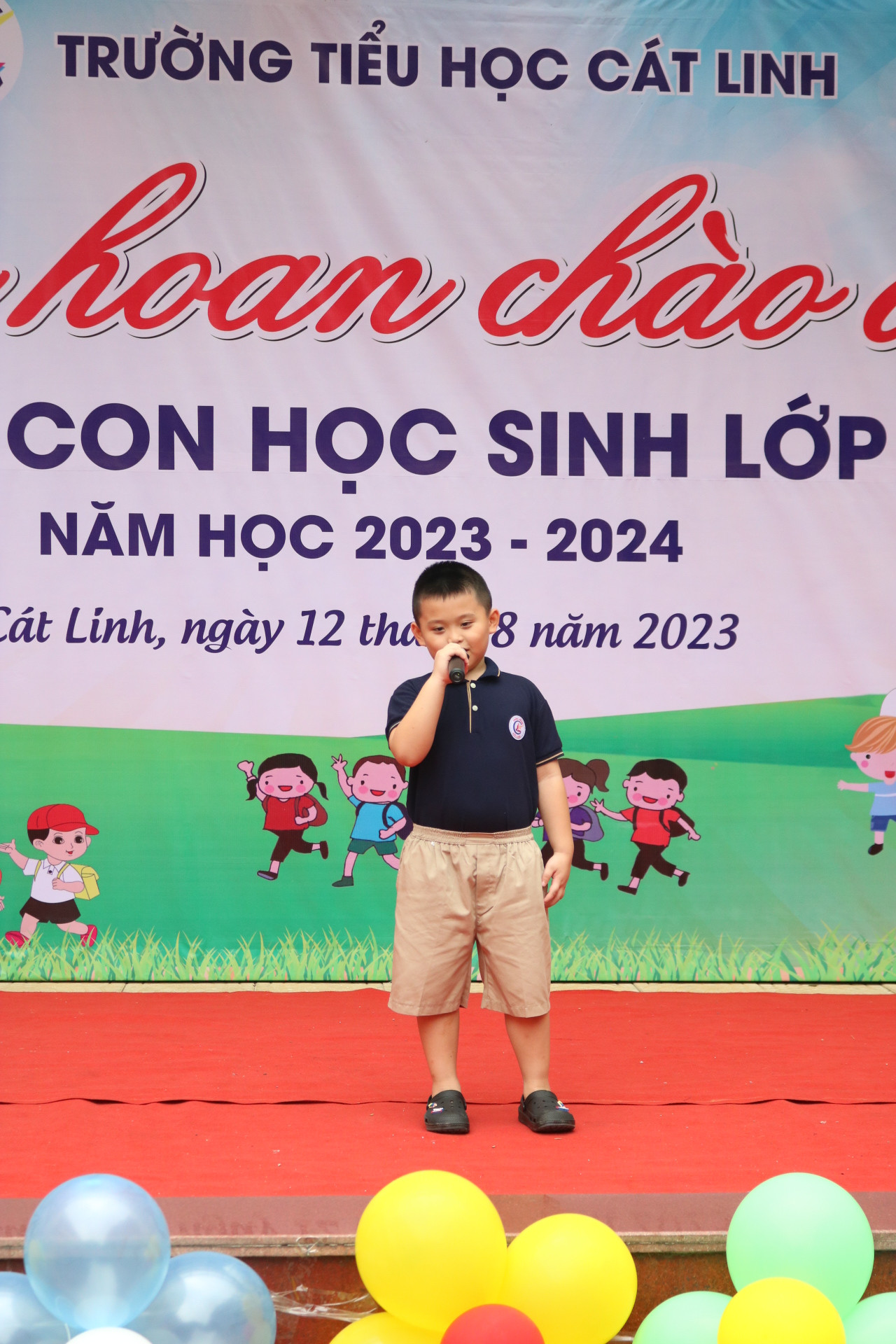 Cậu bạn Xuân Bách phát biểu tự tin trên sân khấu.