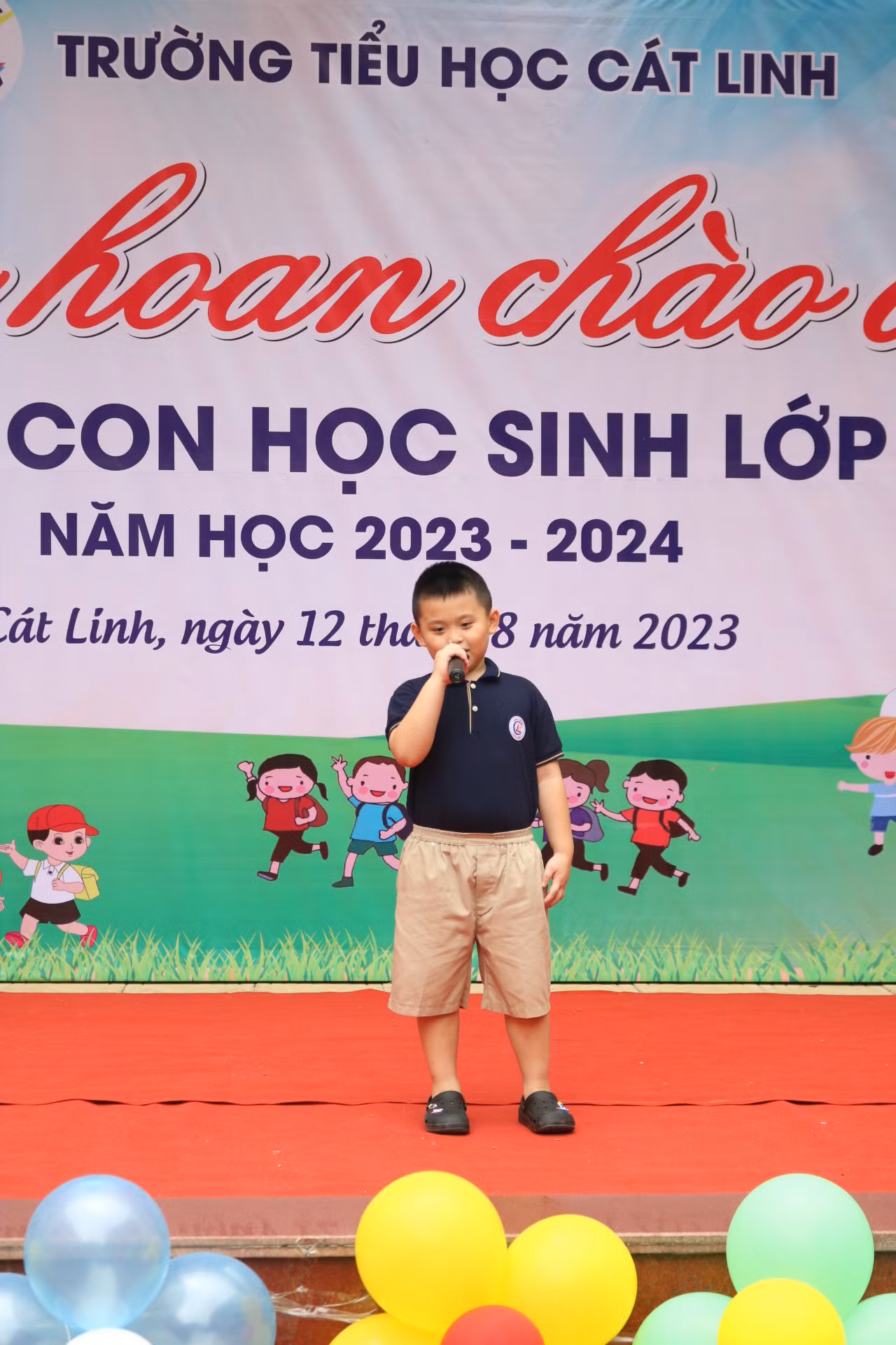 Cậu bạn Xuân Bách phát biểu tự tin trên sân khấu.