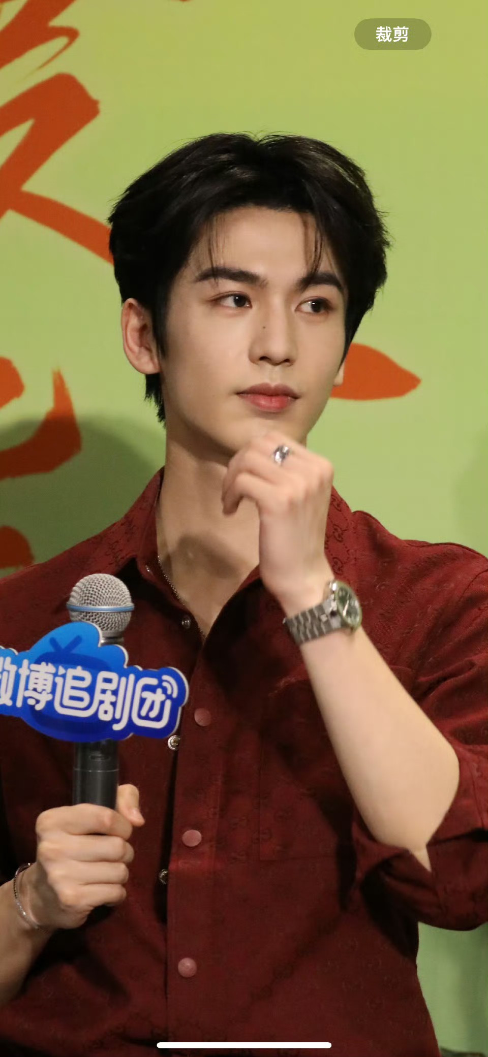 Trương Lăng Hách của hiện tại ngày càng điển trai với đường nét "bén". Trương Lăng Hách của hiện tại ngày càng điển trai với đường nét "bén".