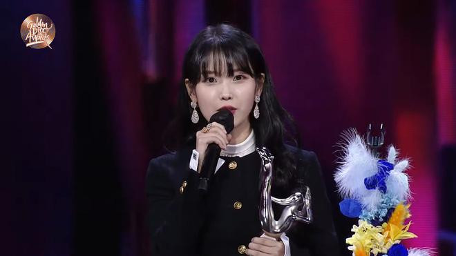IU chiến thắng ở hạng mục Daesang Digital of The Year.