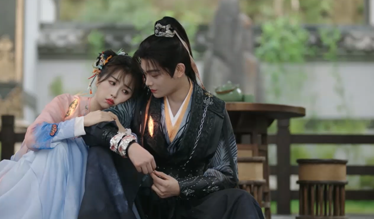 Tử Kỳ và Diệu Diệu dùng bùa tàng hình để trốn người của Khâm Thiên Giám. Khán giả lại có thêm khung hình chung "cưng xỉu" của cặp đôi chính. Tử Kỳ và Diệu Diệu dùng bùa tàng hình để trốn người của Khâm Thiên Giám. Khán giả lại có thêm khung hình chung "cưng xỉu" của cặp đôi chính.