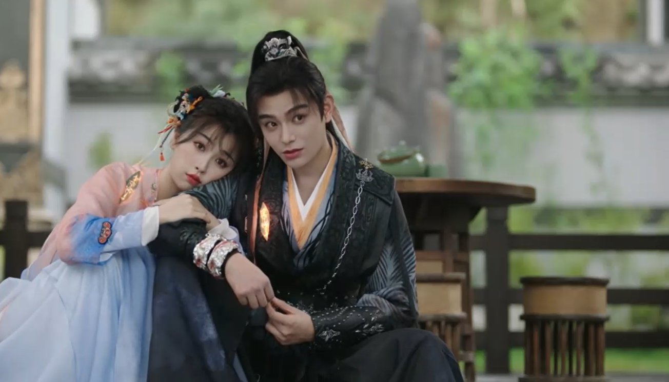 Tử Kỳ và Diệu Diệu dùng bùa tàng hình để trốn người của Khâm Thiên Giám. Khán giả lại có thêm khung hình chung "cưng xỉu" của cặp đôi chính. Tử Kỳ và Diệu Diệu dùng bùa tàng hình để trốn người của Khâm Thiên Giám. Khán giả lại có thêm khung hình chung "cưng xỉu" của cặp đôi chính.