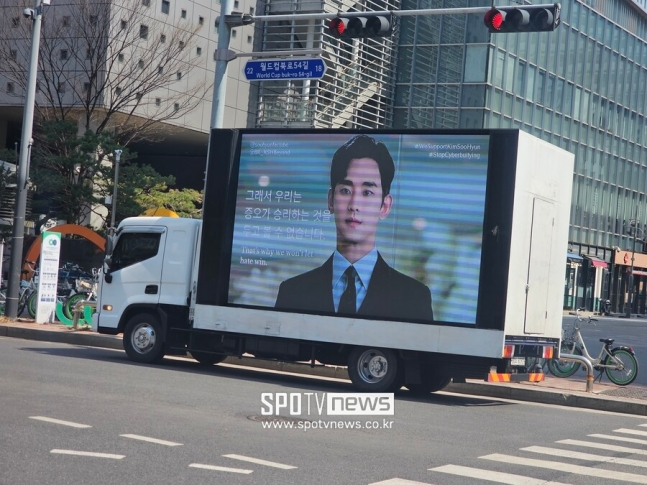 Biển quảng cáo chứa đựng sự tin tưởng, ủng hộ hết lòng của nhóm fan Brazil dành cho nam diễn viên, mong anh vượt qua giai đoạn khó khăn bằng sức mạnh của tình yêu. Biển quảng cáo chứa đựng sự tin tưởng, ủng hộ hết lòng của nhóm fan Brazil dành cho nam diễn viên, mong anh vượt qua giai đoạn khó khăn bằng sức mạnh của tình yêu.