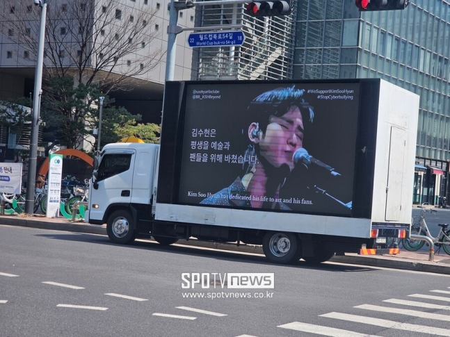 Biển quảng cáo chứa đựng sự tin tưởng, ủng hộ hết lòng của nhóm fan Brazil dành cho nam diễn viên, mong anh vượt qua giai đoạn khó khăn bằng sức mạnh của tình yêu. Biển quảng cáo chứa đựng sự tin tưởng, ủng hộ hết lòng của nhóm fan Brazil dành cho nam diễn viên, mong anh vượt qua giai đoạn khó khăn bằng sức mạnh của tình yêu.