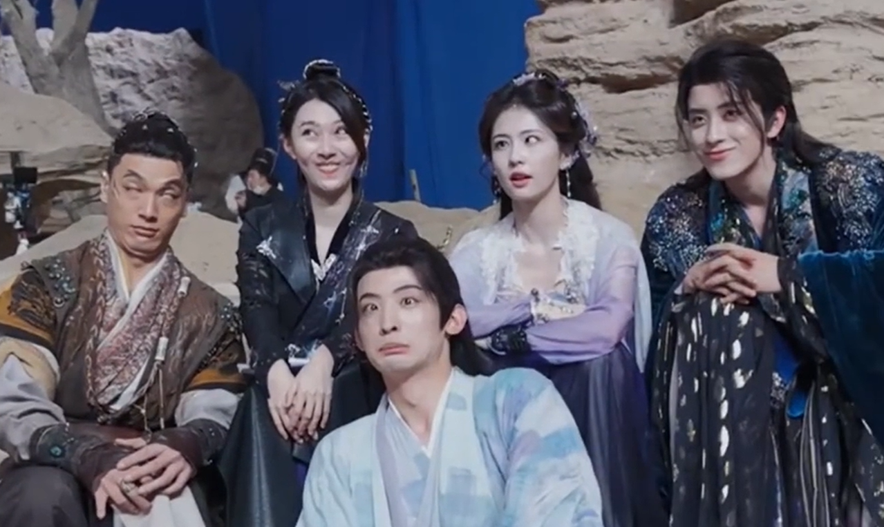 "Soi ra" thì ai nấy đều "bẹo hình bẹo dạng" vì lúc này bộ tứ điện Hạo Nguyệt và tiên quân Trùng Yêu (Thường Hoa Sâm) đang rủ nhau chụp ảnh mặt xấu. "Soi ra" thì ai nấy đều "bẹo hình bẹo dạng" vì lúc này bộ tứ điện Hạo Nguyệt và tiên quân Trùng Yêu (Thường Hoa Sâm) đang rủ nhau chụp ảnh mặt xấu.