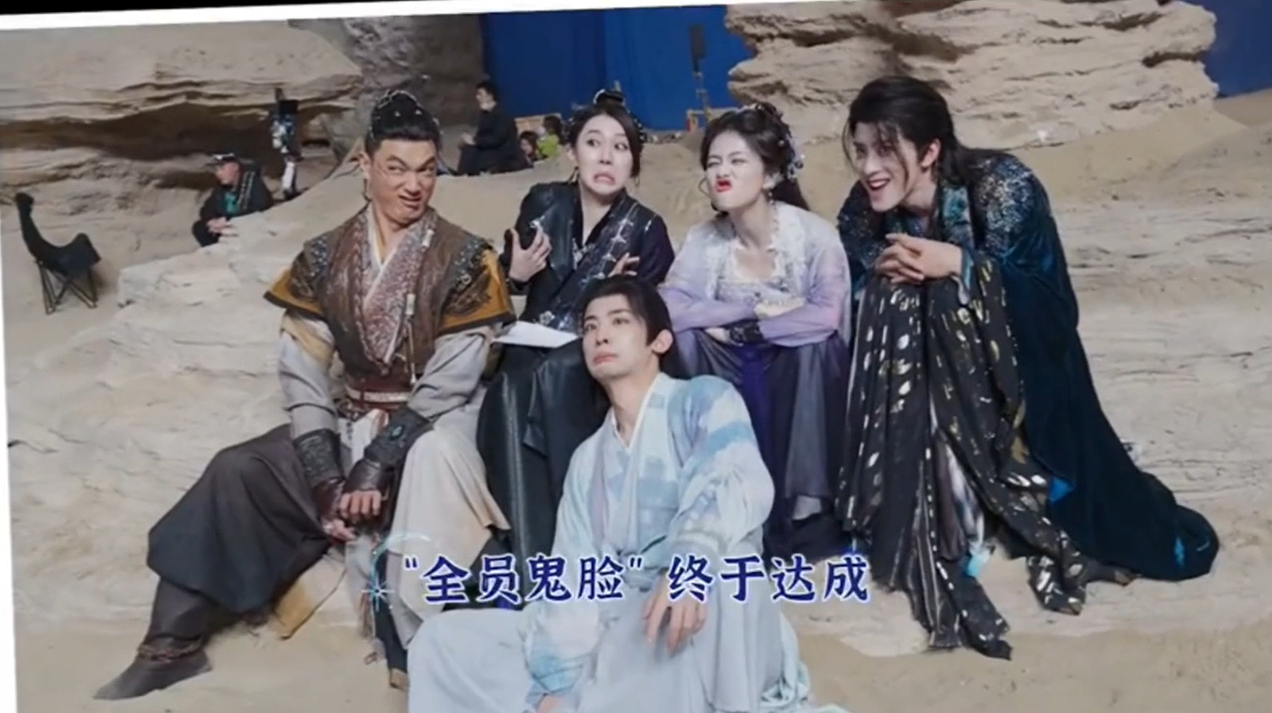 "Soi ra" thì ai nấy đều "bẹo hình bẹo dạng" vì lúc này bộ tứ điện Hạo Nguyệt và tiên quân Trùng Yêu (Thường Hoa Sâm) đang rủ nhau chụp ảnh mặt xấu. "Soi ra" thì ai nấy đều "bẹo hình bẹo dạng" vì lúc này bộ tứ điện Hạo Nguyệt và tiên quân Trùng Yêu (Thường Hoa Sâm) đang rủ nhau chụp ảnh mặt xấu.