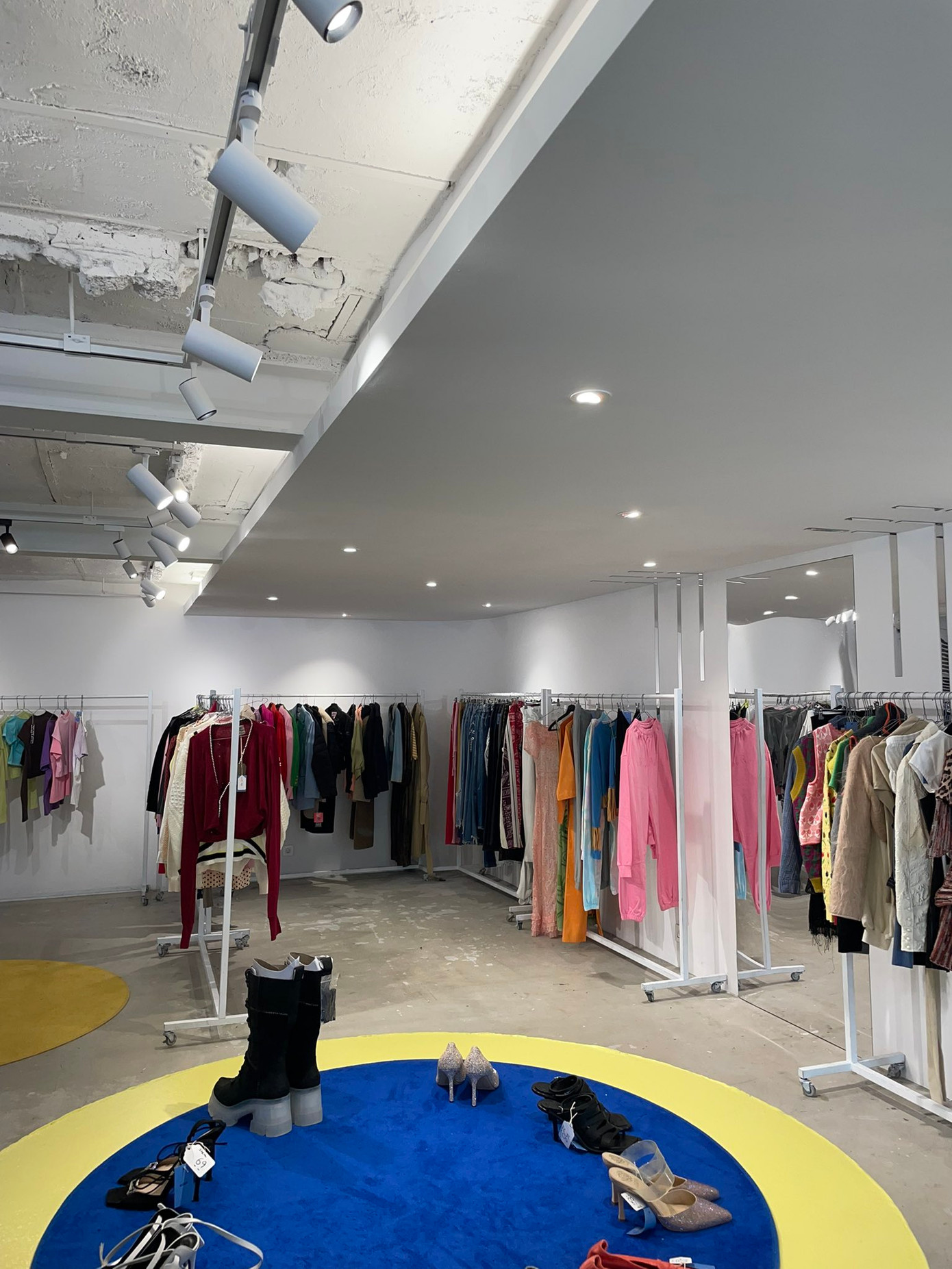 Không gian cửa hàng trước khi đón khách tới tấp nập. - Ảnh: dailyfashion_news