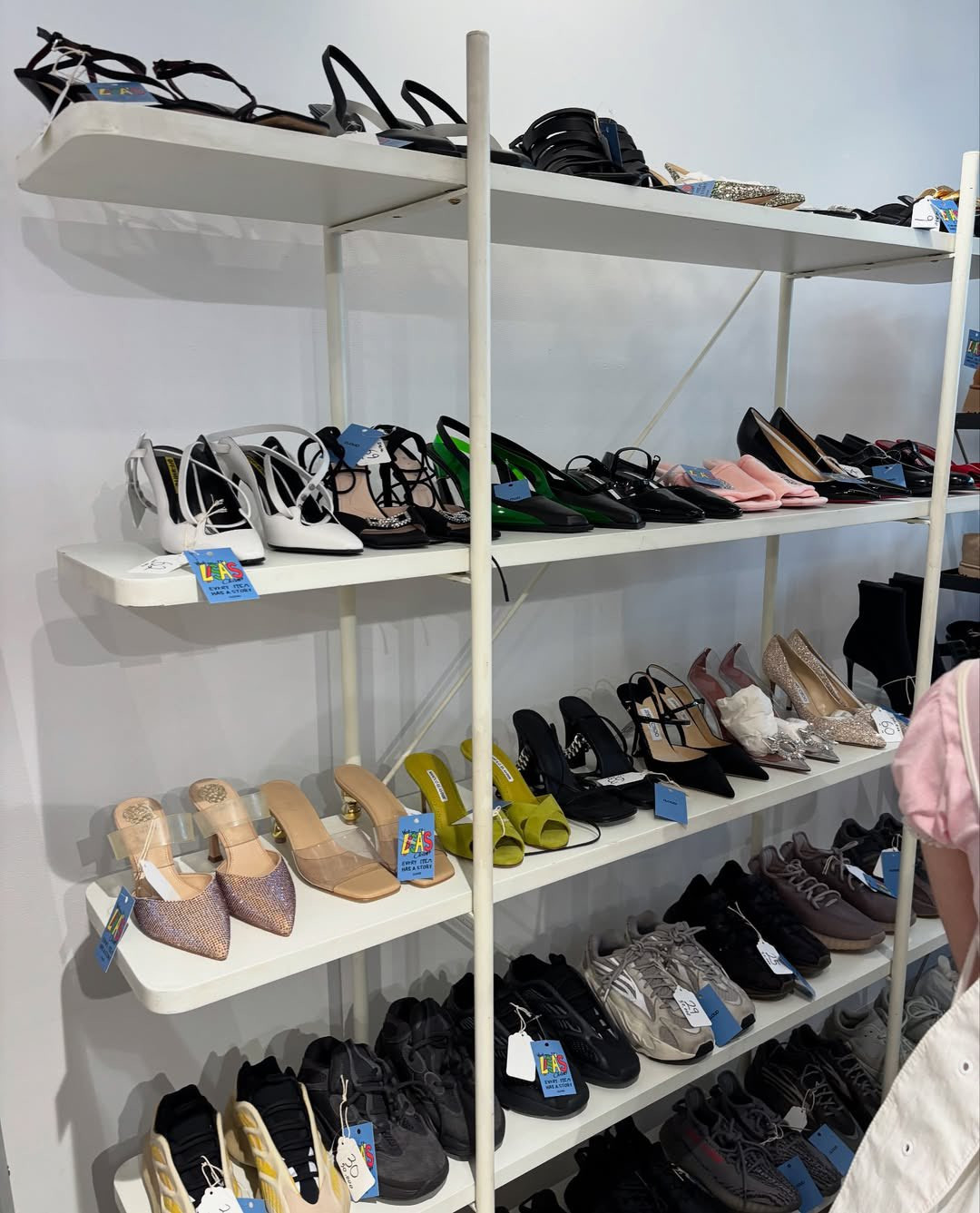 Không gian cửa hàng trước khi đón khách tới tấp nập. - Ảnh: dailyfashion_news