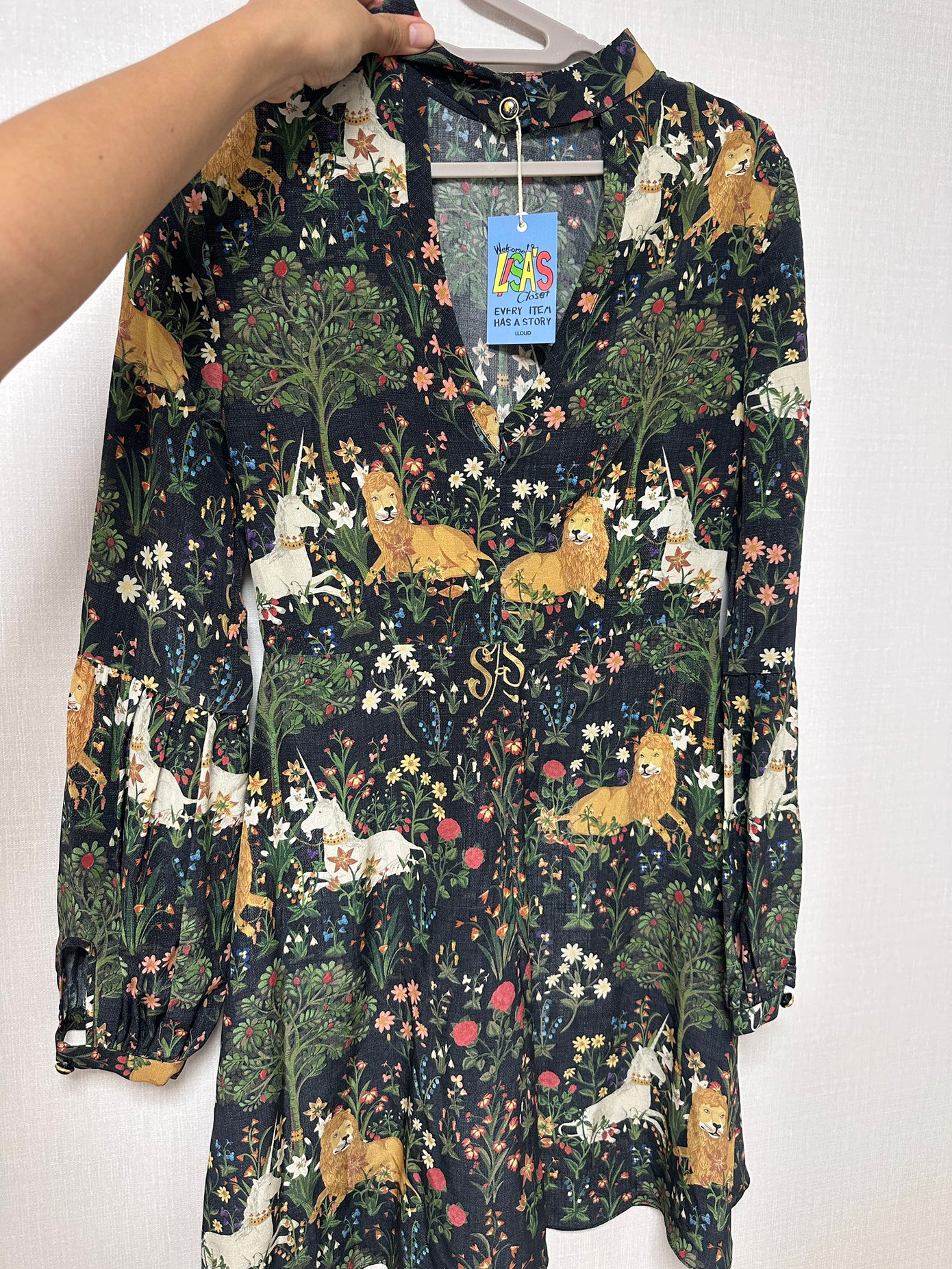 Chiếc váy từng được Lisa mặc tại lễ trao giải AAA 2016. Đó là năm đầu tiên nhóm tham gia và nhận được cúp "Tân binh của năm".