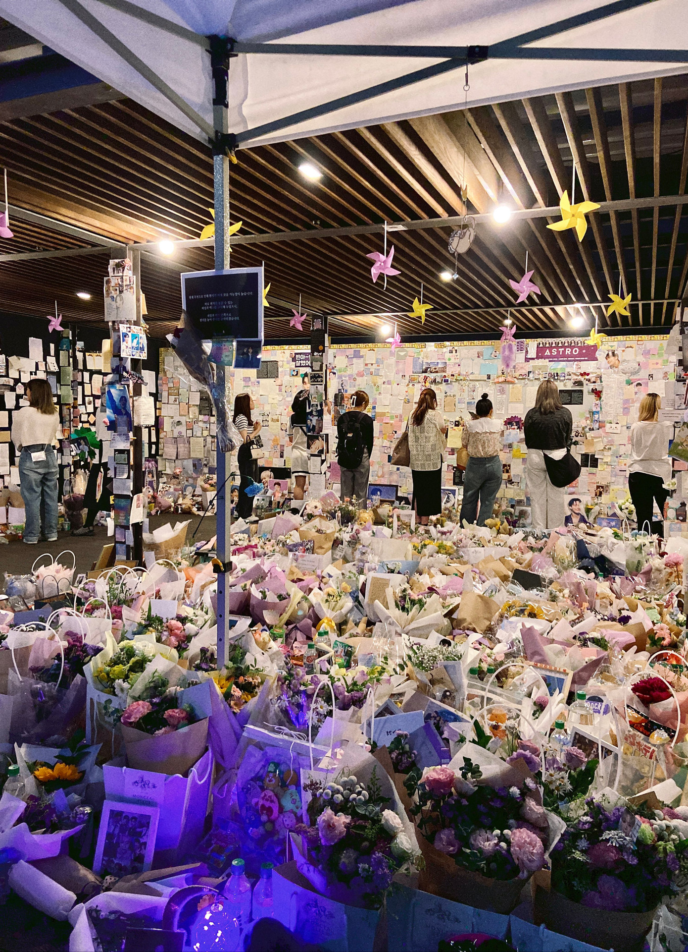 Khu tưởng niệm của Moonbin luôn ngập hoa, ảnh, thư tay do người hâm mộ mang đến mỗi ngày. Các thành viên của ASTRO, nhóm bạn 98-line, em gái Moonbin - Sua... cũng được fan phát hiện đã để lại thư tay tại đây.