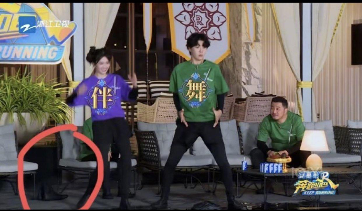 Chân của Thái Từ Khôn chưa được xóa hết. Chân của Thái Từ Khôn chưa được xóa hết.