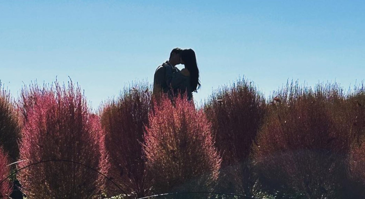 Cảnh hôn bị cắt được hé lộ, có lẽ đây là một phần của cái kết viên mãn đã bị cho "ra rìa". Cảnh hôn bị cắt được hé lộ, có lẽ đây là một phần của cái kết viên mãn đã bị cho "ra rìa".