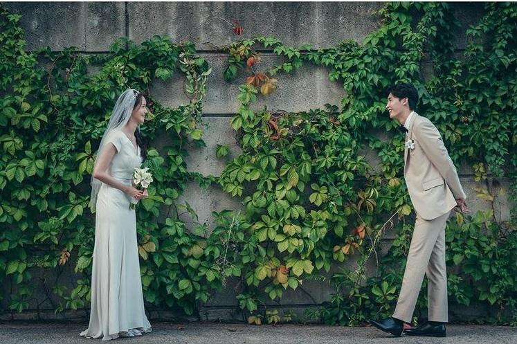 Trang phục cưới đơn giản, bối cảnh cũng giản đơn nhưng bộ ảnh cưới của Go Mi Ho - Yoona và Park Chang Ho - Lee Jong Suk vẫn khiến cư dân mạng xuýt xoa vì nhan sắc hài hòa của cả hai và chất thơ nhẹ nhàng, thanh tao mà bộ ảnh mang lại. Trang phục cưới đơn giản, bối cảnh cũng giản đơn nhưng bộ ảnh cưới của Go Mi Ho - Yoona và Park Chang Ho - Lee Jong Suk vẫn khiến cư dân mạng xuýt xoa vì nhan sắc hài hòa của cả hai và chất thơ nhẹ nhàng, thanh tao mà bộ ảnh mang lại.