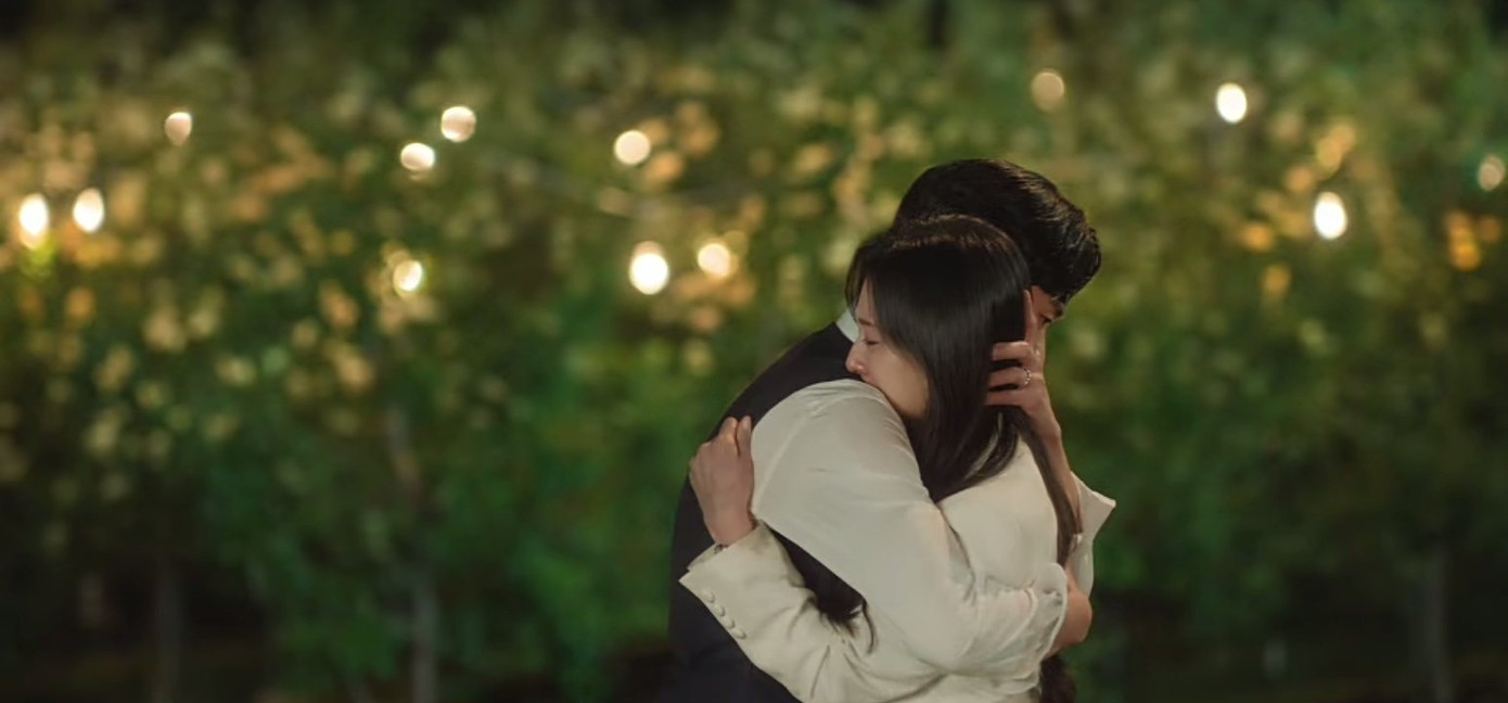 "Nữ hoàng" mạnh mẽ, lạnh lùng của Queens đã không còn gồng mình, đã tủi thân, đã hoảng sợ tới khóc nức nở.