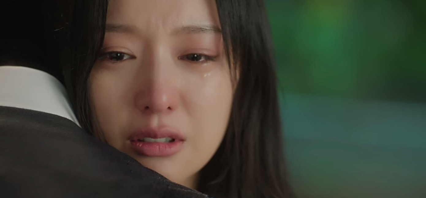 "Nữ hoàng" mạnh mẽ, lạnh lùng của Queens đã không còn gồng mình, đã tủi thân, đã hoảng sợ tới khóc nức nở.