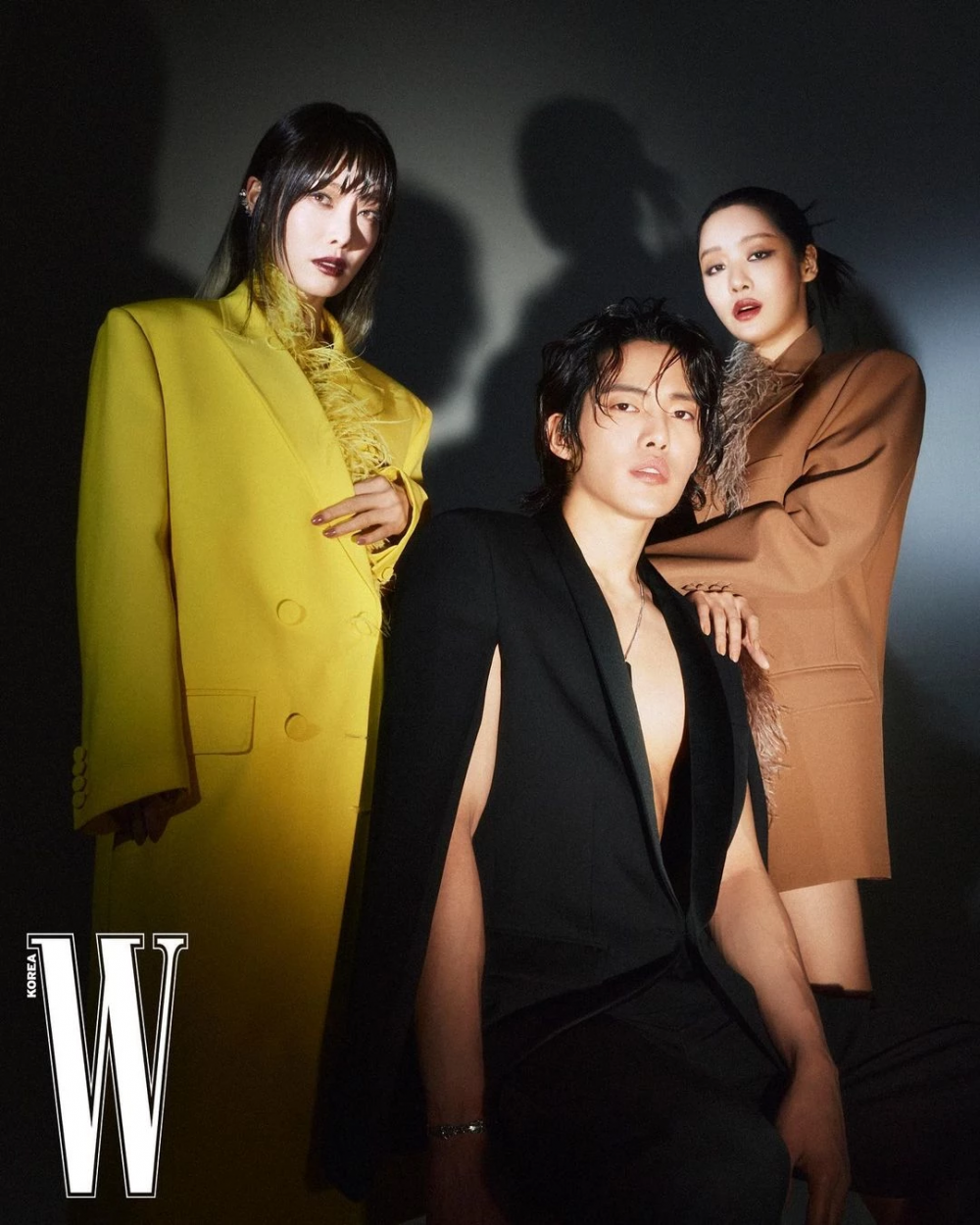 Bộ ba giỏi đấu khẩu Kim Hieora, Kim Gun Woo, Cha Joo Young chung khung hình trong thiết kế từ bộ sưu tập Xuân Hè 2023 của nhà mốt Valentino. Bộ ba giỏi đấu khẩu Kim Hieora, Kim Gun Woo, Cha Joo Young chung khung hình trong thiết kế từ bộ sưu tập Xuân Hè 2023 của nhà mốt Valentino.